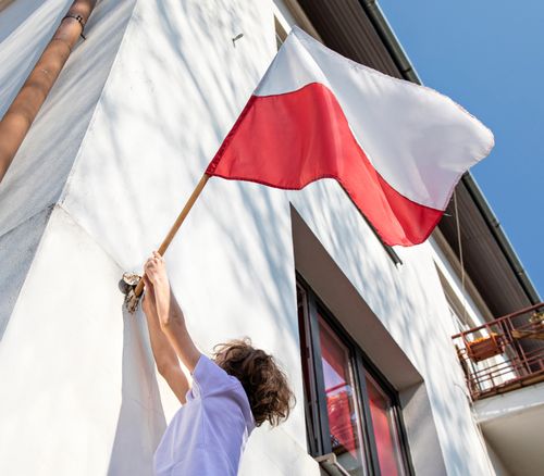 Czy wstydzimy się polskiej flagi